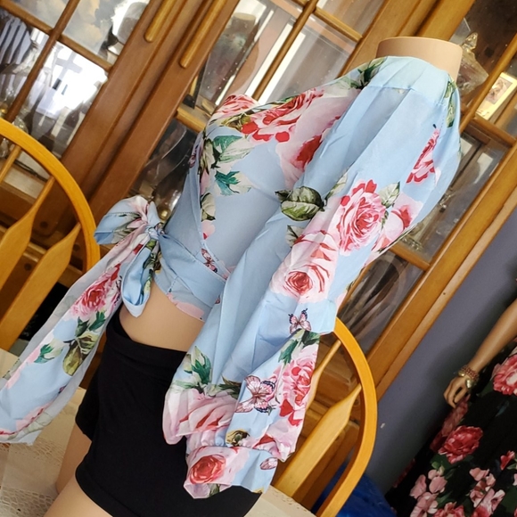 Stunning floral Wrap Top SUPER CUTE! IMPORTED - Picture 7 of 11